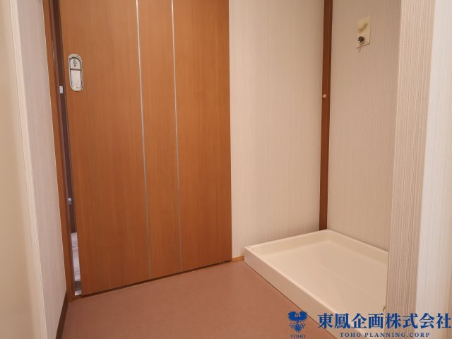 洗濯機置場が脱衣場内にあり、脱いだ衣類をすぐに入れられます。