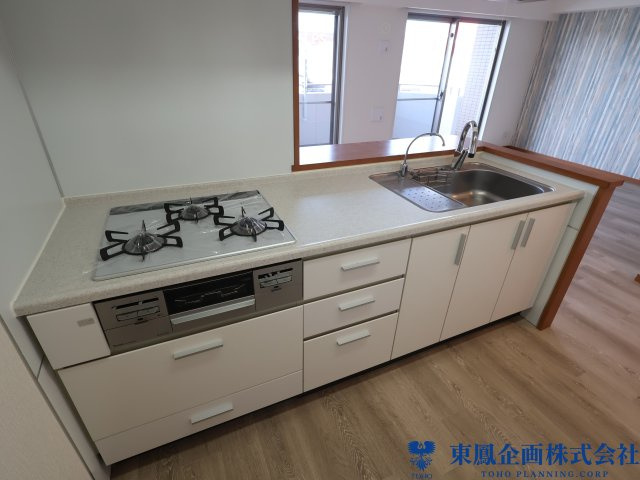 ホワイトを基調としたおしゃれなキッチンは、嬉しい3つ口コンロです。