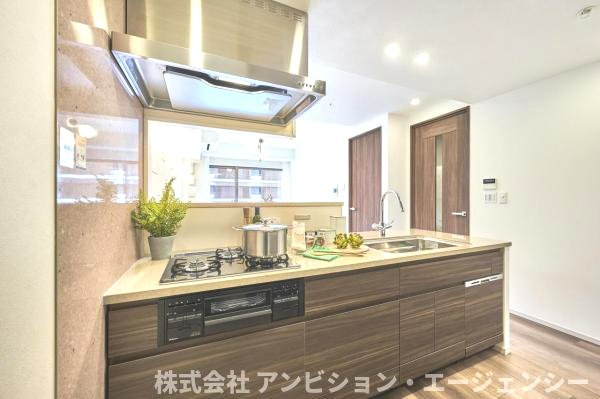 お手入れしやすいガラストップコンロやワイドシンクを採用。機能美と使い勝手を両立したキッチンです。