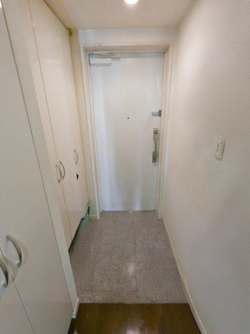 大きなシューズボックスのある玄関