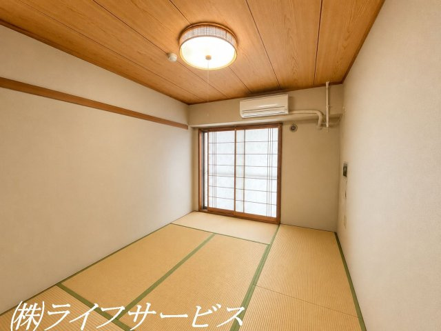 和室6帖／押入あり！南向きのバルコニーに面した陽当り良好のお部屋です！（AIによる加工をしています）