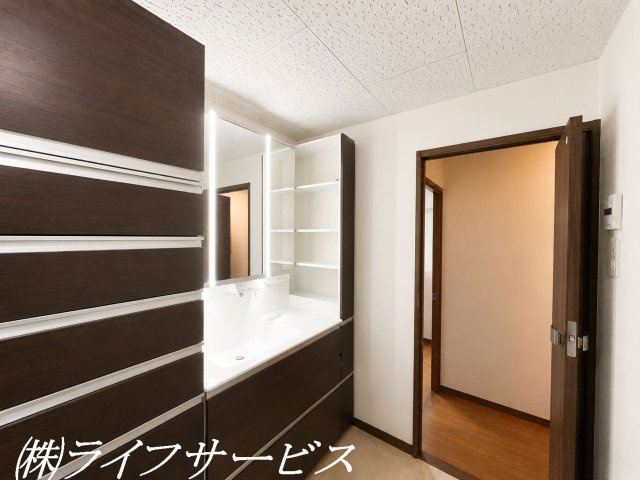 洗面化粧台リフォーム履歴有／三面鏡タイプのシャワー付洗面化粧台！システム収納付！（AIによる加工をしています）
