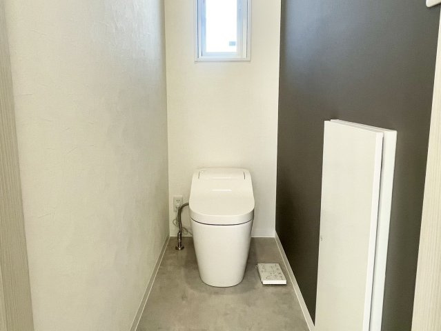 1階のトイレ。落ち着いた内装となっています。温水洗浄便座付のトイレなので、寒い冬でも安心してお座り頂けますよ。クロスは汚れの目立ちにくいブラック。窓があり換気が出来るのも、嬉しいポイントですね♪