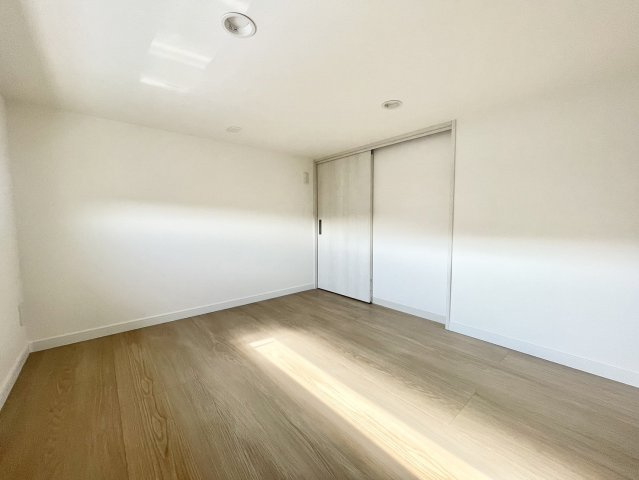 ナチュラルカラーのフローリングとホワイトのクロスで、すっきりとした印象にまとめられた洋室。白は光を反射し、部屋全体を明るく広く見せてくれる効果があります。部屋がシンプルな分、家具との相性も良さそう。