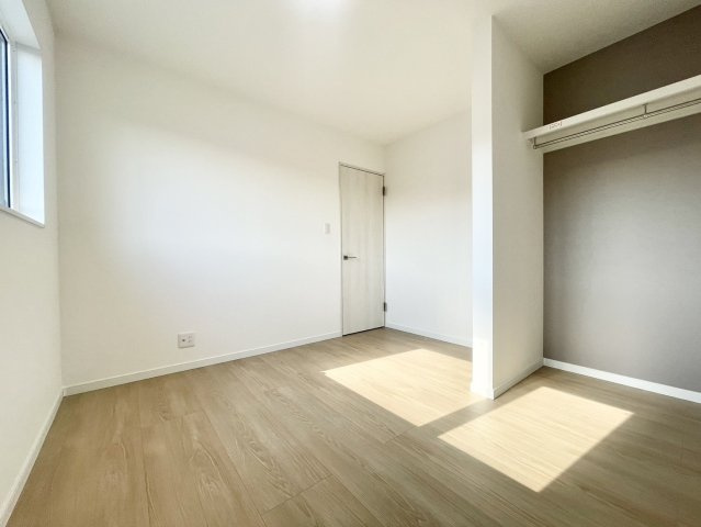 洋室の窓は色々な角度から光が取り込めて、明るさを演出してくれるこだわりの間取り。室内には豊かな陽光が注ぎ込み、爽やかな住空間を実現できます。ご家族や友人たちとくつろぎの楽しい時間を過ごせそう。
