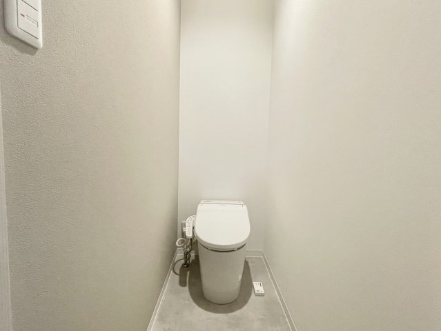 シンプルで無駄のないデザインが特徴のトイレです。窓がない分、清潔感を重視した明るい照明が空間を明るく保ちます。機能的で手入れがしやすく、毎日の利用が快適に感じられる空間です。