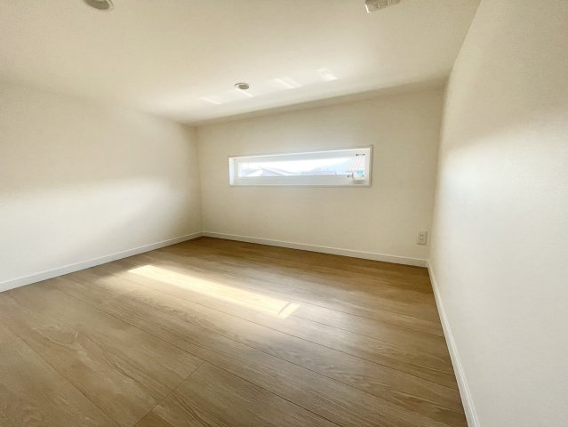 小屋裏収納の表記ですが洋室としてもお使いいただけます！シアタールームとしてのご利用もオススメです。スキップフロアで階段を上がった先にある秘密部屋。お子さまの遊び場にも良さそうです♪