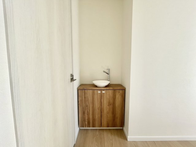 玄関横の洗面台！来客時にはとても役立ちます。帰宅後すぐに手洗いができる便利な設備です。シンプルなデザインで、お手入れも簡単です。来客の際にもウイルス対策ができて安心ですね♪