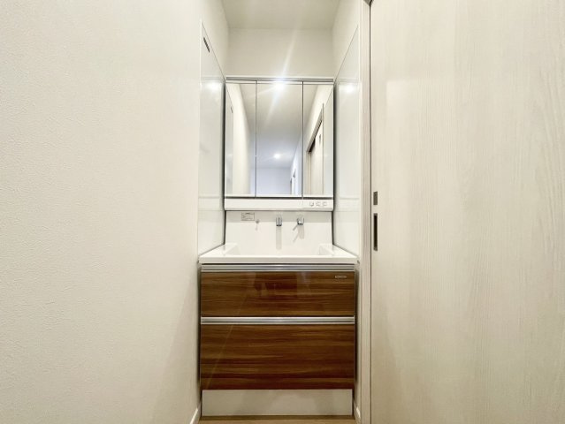 2階洗面所は大きな鏡が設置されており、朝の準備や身だしなみのチェックが快適に行えます。引出収納が充実しているため、タオルや洗面用具をすっきり整理整頓できます。省スペースながらも使い勝手を重視した設計。