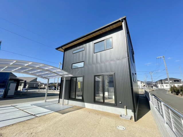 ブラックを基調としたスタイリッシュな外観が目を引く住宅です。大きな窓が複数設置されており、室内にたっぷりの自然光を取り込むことで、明るく開放的な空間を演出します。周辺は閑静な住宅街です。