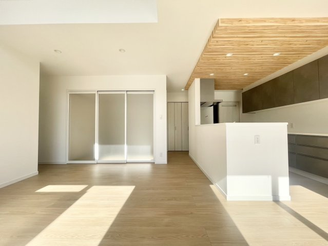 LDKは大きめの開口部から暖かい日差しが射し込みます。天気の良い日は是非窓を開けて風通しの良さもご体感下さい。落ち着いた雰囲気に包まれて、伸びやかな空間で、ゆったりと家族団らんのひとときを過ごせます。