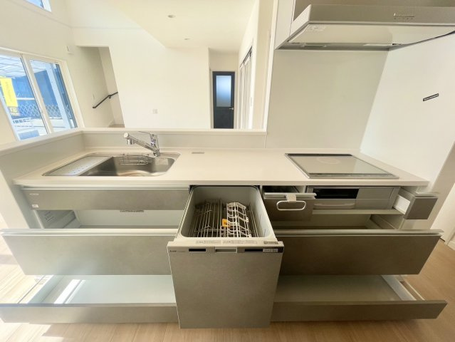 キッチンの天井のクロスは木目調になっており、おしゃれなカフェなような雰囲気を醸し出しています。家事時間を短くしてくれる食器洗浄乾燥機や、蛇口一体型浄水器もあり、キッチン設備が充実しています。