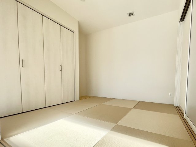 リビング横のタタミ室です。畳スペースで読書やお昼寝をしたり、戸を仕切ってワークスペースとして、様々な用途にお使いいただけるスペースです。また畳の柔らかさは、日々の生活にくつろぎと癒しを与えてくれます。
