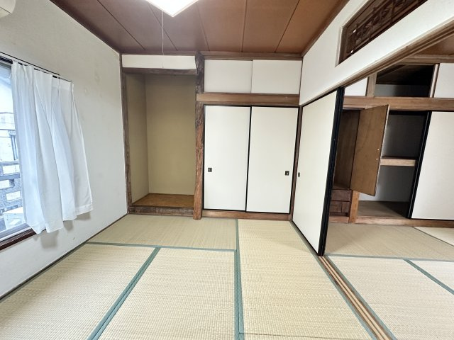 2階の和室は、襖を開ければ2部屋を繋げて広々と使える便利な続き間仕様！床の間や天袋付き押し入れなど、和の情緒と高い収納力を兼ね備えています。ライフスタイルに合わせて柔軟に空間を使い分けられます。