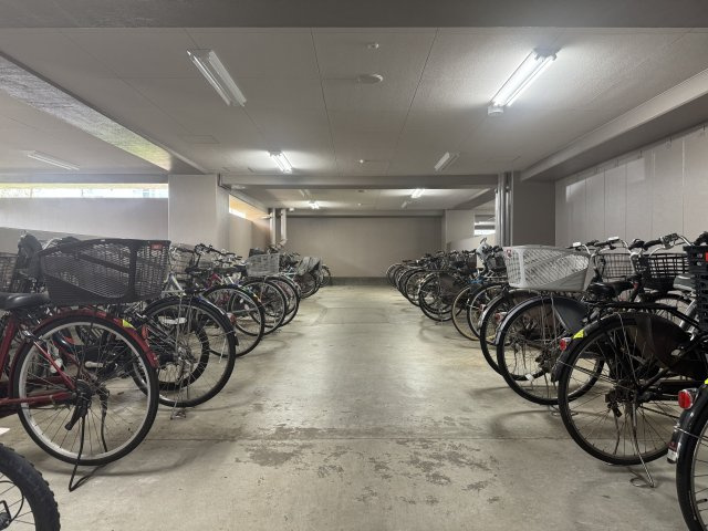 広々とした屋内駐輪場。日々の移動を快適に支える充実設備