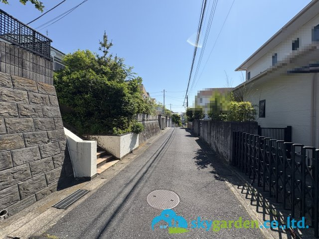 前面道路含む現地写真です