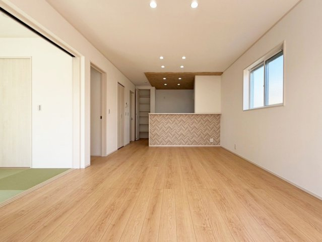 【1号棟　リビング】オシャレなアクセントパネルのカウンターになっています。一面のみで落ち着いた色を使っている為、お好きなインテリアや小物を置いてもいいですね♪