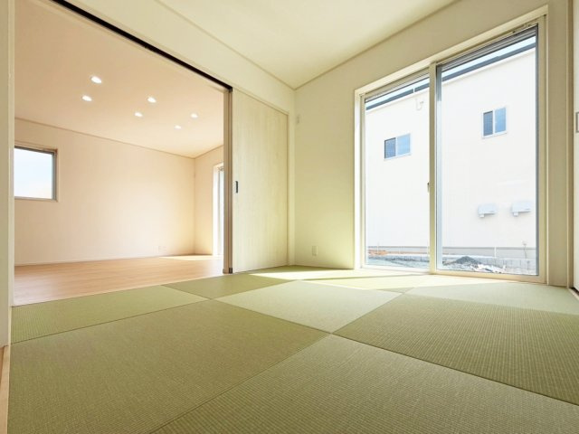 【1号棟　和室】「健やかおもて」は抗菌仕様且つ、表面が削れにくい為ささくれや毛羽立ちもごくわずか。家族のお昼寝スペースとしても快適にお使い頂けます。
