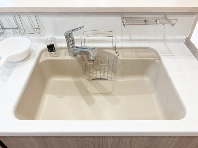 【1号棟　キッチン】トクラスの人造大理石は、カウンターから排水部分までのつなぎ目がとても滑らか。ホコリやゴミ詰まり問題から解消され、毎日のお掃除もラクラク！