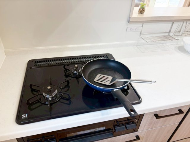 【1号棟　キッチン】便利な三口コンロ。炒め物をしながらお味噌汁の温めも出来るため、朝の忙しい時間でも家事効率アップです！