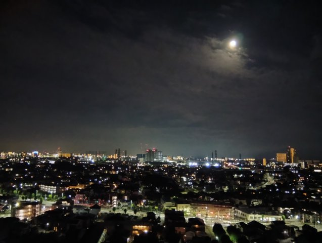バルコニーからの眺望、夜景も綺麗です
