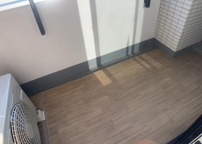 バルコニーは、室外の専用スペースのうち、「屋根がなく開放された空間」であるものを指します。ベランダより広いタイプのものが多く、日当たりもよいため家庭菜園などを楽しみたい人にとって適した環境となります。