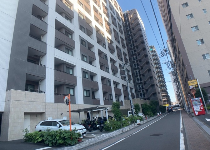 外観はマンション管理がされているかの目安になります。築年数が古いと、壁面は劣化してひび割れが生じることも！建物が古びていても細かいところが修繕されていると、きちんと管理されているなぁと感じるでしょう。