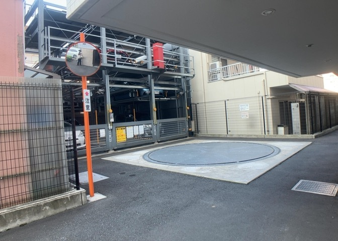 車一台あたりに必要なスペースは、標準サイズの普通自動車で横幅2m50cm、長さ5mは必要になります。ただし、乗降のことも考慮して横幅3m30cm、長さ5m50cmほどは確保できるところを選びましょう。