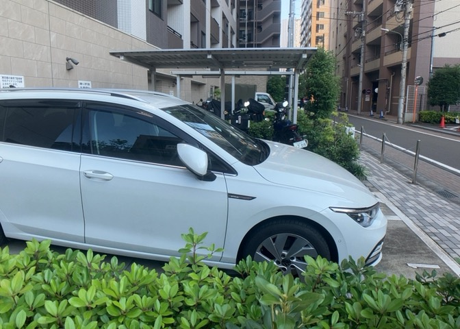 駐車場と明記されていても、最小スペースでつくられた駐車場だと大型車は駐車できなかったり、出入りしにくくなったりする可能性があります。お車のサイズと購入したい物件の駐車場のサイズを現地で確認しましょう。