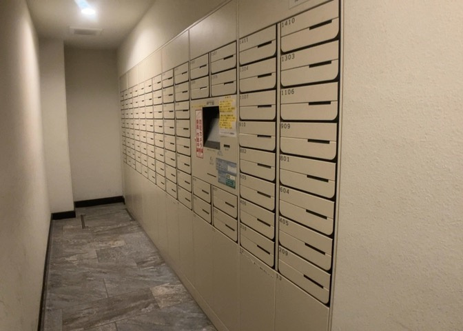 エントランス付近に設置されている集合ポストは、住んでいる部屋と離れているため、ポストをあさるなど誰かに何かされていても被害に気づきにくいです。入居する時には他人に特定されにくい番号で鍵をかけましょう！