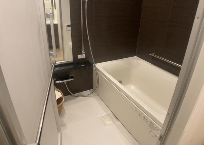 入浴時の快適さも大事なことですが、綺麗な状態を維持できなければ気持ちよく入浴できません。毎日の掃除が楽という点は大事なポイントになります！カビが生えにくく掃除がしやすい、壁や浴槽を選ぶといいでしょう。