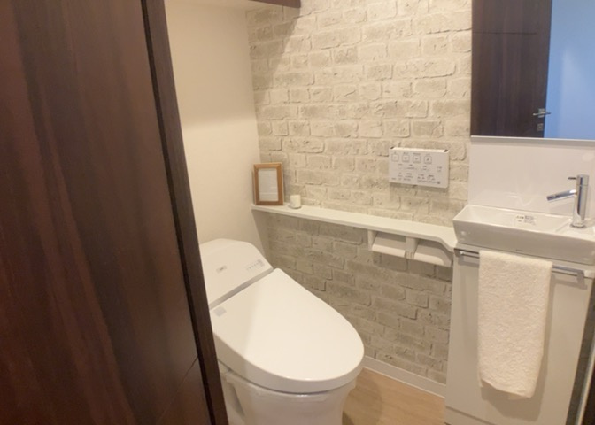 トイレは大きさや形、機能、抗菌性などが異なる多種多彩なタイプが各メーカーから出ています。それぞれに良さがあるため、事前にどういったタイプのトイレがいいのかをご家庭内で決めて、内見に行くといいでしょう。