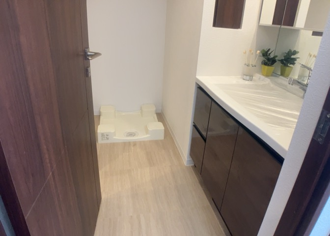 洗面脱衣所は「体を綺麗に整える場所」という目的と役割を持っています。そして便利で使い勝手のいい「体を綺麗に整える場所」にするためには、配置や動線、照明や収納計画をしっかりと検討しておく必要があります。