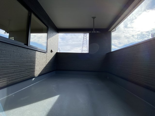 同施工　■□■バルコニーの写真です■□■　お布団など大きいものも、充分に干せる広さがございます。