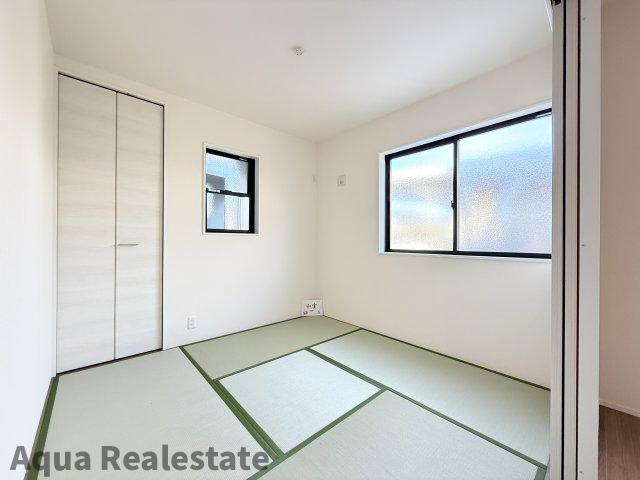 落ち着いて過ごせるお部屋なので、寝室にいかがでしょうか