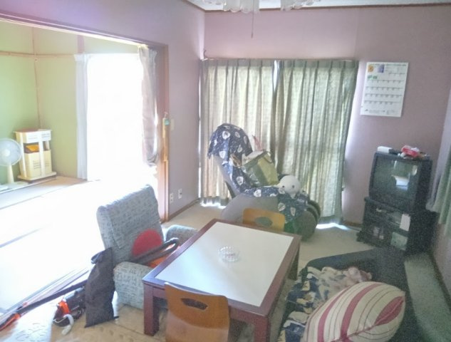 窓からの日差しが気持ちいいお部屋です。静かにゆっくりとお過ごしいただけます。