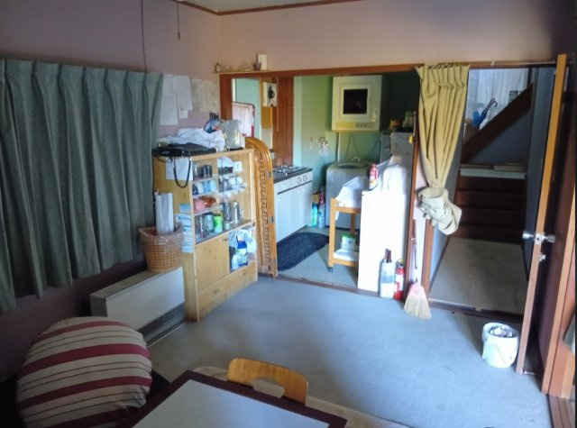 こじんまりとしたキッチン横のお部屋です。
