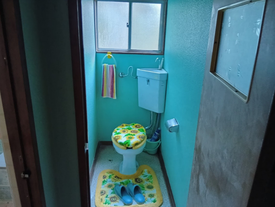明るいクロスが印象的なトイレです。