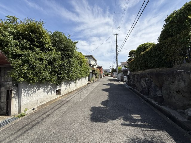 前面道路含む現地写真です