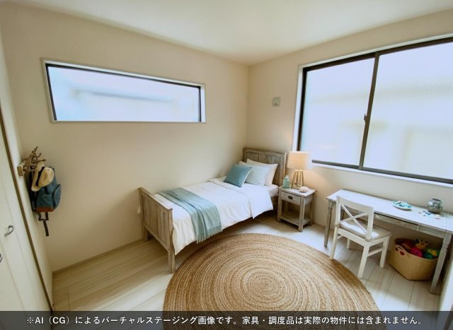 洋室は窓があり、明るく開放的な印象。収納も備えた便利な空間で、使い勝手の良い設計です。