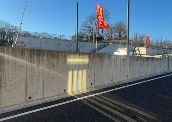 土地の面積＝住宅面積ではありません。建ぺい率の問題などで、土地のある場所によって住宅を建てられる面積は限られています。高さもしかり、「土地」という言葉の中には、建築条件も含まれると考えておきましょう。