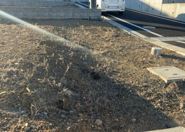 家を建てる場合、方位は要チェックです。現実的に日当たりのよい家ならばリビングは南側、建築基準法でも北側に当たる家への配慮は求められています。土地を見学に行く際は、方位磁針を持って行くようにしましょう。