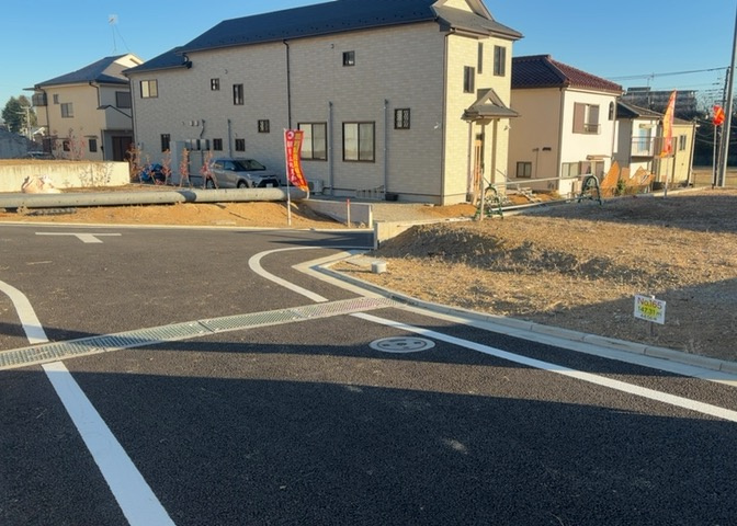 現地に行くなら、物件の周囲の地形がどうなっているかを見ることも大切です。周辺より低くなっている土地では、大雨などで水が集まりやすいため、地盤が弱くなっているということも考えられるため、注意が必要です。