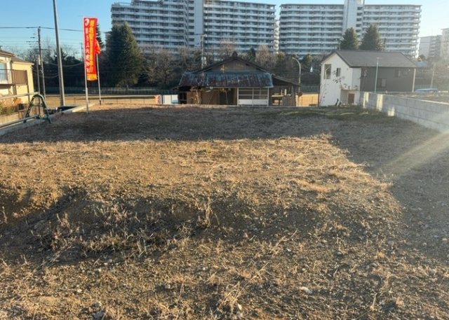 土地購入を検討されている場合、境界杭がない状態で購入してしまうと境界確定測量をする必要があり、費用がかかります。購入の前に、売主、隣土地所有者立ち合いのもと境界を確定し境界杭を設置するのがベストです。