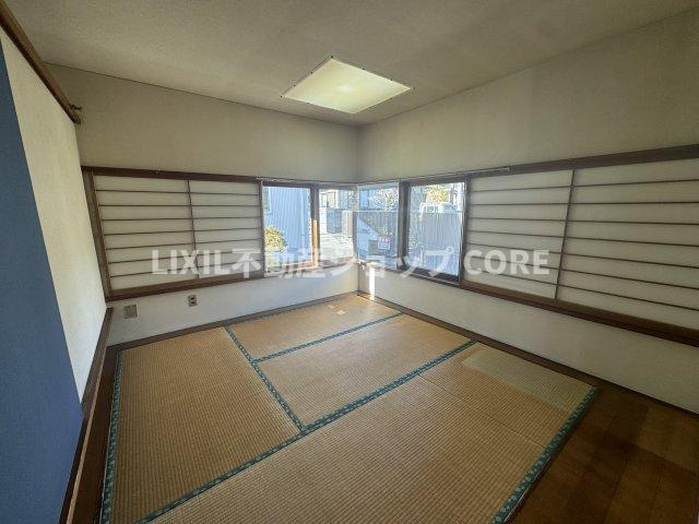 リビングの隣には和室を完備、客間や奥様の休憩場所としても活躍すること間違いなしですね。　