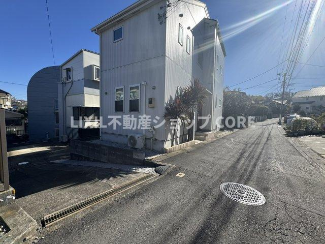 前面道路は閑静な住宅地をはしる車通りの少ない道路。お車の出し入れが苦手なママや小さなお子様にも安心　