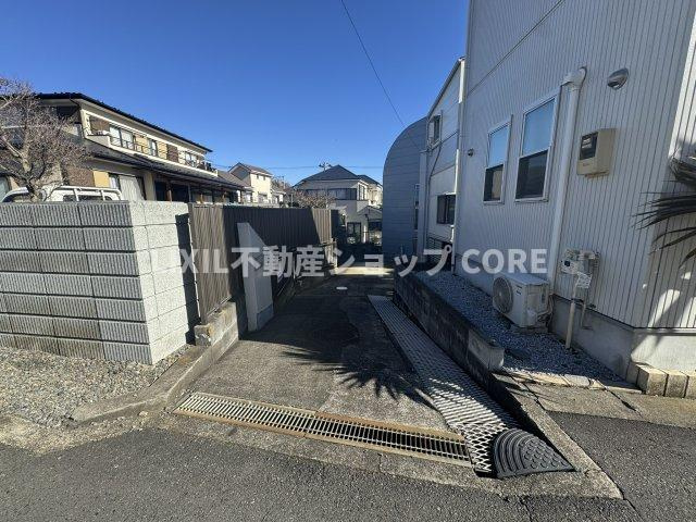 ゆったりとした駐車スペースを確保いたしましたので、大きめのお車でも駐車可能です。　