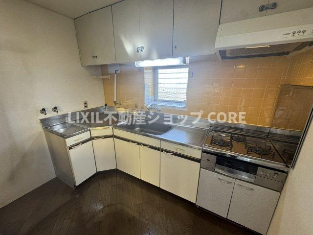 カウンター下部には豊富な収納を設置しスペースを有効活用しております。充実したキッチンです。　