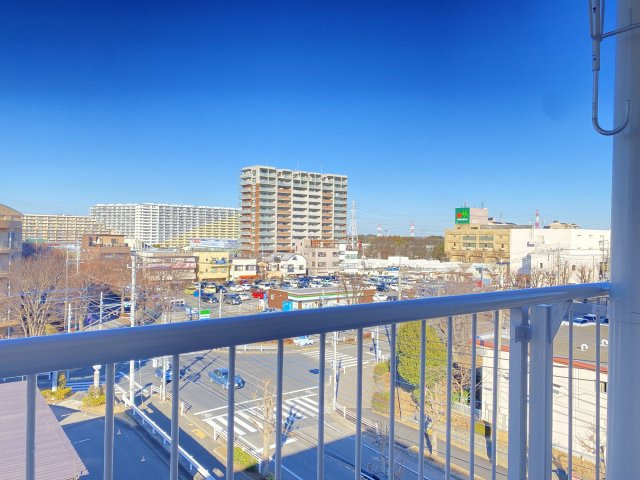 北側洋室からの眺望。角の棟のため見晴らしがよいです。