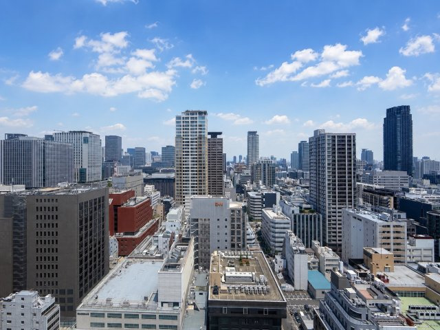 【物件からの眺望・北東向き】シティライフを謳歌するコーナーサッシから望む眺望！